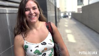 PUTALOCURA - LA JOVENCITA UNIVERSITARIA VICKY BLUE TRAGA LEFA DE TORBE EN PILLADA