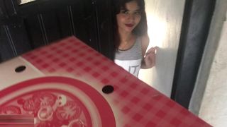 PIDO UNA PIZZA Y EL DOMICILIARIO LLEGA CON UNA GRAN POLLA! HISTORIA COMPLETA