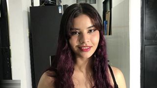 SUS PIES SON PERFECTOS! HERMANASTRA ME PONE CACHONDO Y ME DEJA FOLLARLA HISTORIA COMPLETA