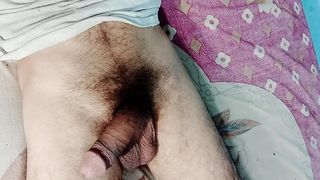 भारतीय आदमी पोर्न फिल्म देख रहा है और लंड का हस्तमैथुन कर रहा है