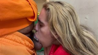 COMMENT CA RENTRE ! PETITE BLONDE JOY KAREN OFF SE PREND UNE BITE MONSTRUEUSE