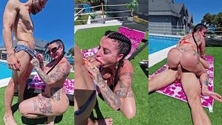 MADURA TETONA Y TATUADA SEDUCE AL CHICO LIMPIA PISCINAS Y ESTE SE LA FOLLA POR EL CULO