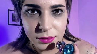 SEIOS PEQUENOS, PAU GRANDE E BUNDA APERTADA. EMMA INK BRINCANDO COM PLUG ANAL