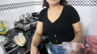 ME COJO A HERMANASTRA EN LA COCINA MIENTRAS SU MARIDO ESTA EN EL TRABAJO