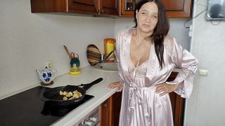 THE STEPMOM KNOWS A LOT NOT ONLY ABOUT COOKING, BUT ALSO HOW TO SEDUCE HER STEPSON INTO COOL SEX! (PREMIUM)