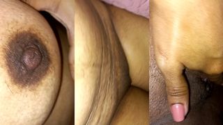 JOVENCITA SE LEVANTA CON GANAS DE CULIAR SE MASTURBA TOCANDOSE SU CONO Y APRENTANDOSE SUS TETAS.