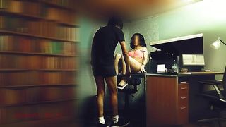 ME ENCANTA LEVANTARLE MIS PIERNAS Y QUE ME COJA DURO SOBRE EL ESCRITORIO DE SU PAPA