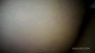 Me dio su culo como prueba de amor... No sabia que era su primera vez y le meti todo, empezo a gritar y acabo disfrutando.