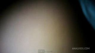 Me dio su culo como prueba de amor... No sabia que era su primera vez y le meti todo, empezo a gritar y acabo disfrutando.