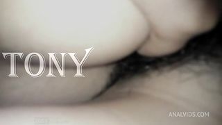 Me dio su culo como prueba de amor... No sabia que era su primera vez y le meti todo, empezo a gritar y acabo disfrutando.