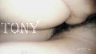 Me dio su culo como prueba de amor... No sabia que era su primera vez y le meti todo, empezo a gritar y acabo disfrutando.