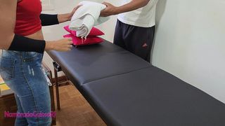 NOVINHA CASADA NA MASSAGEM PELA PRIMEIRA VEZ. LIBEROU ATE O CUZINHO. FINAL FELIZ.