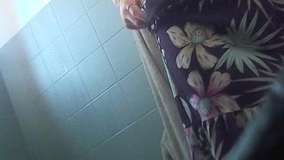 CAMERA DANS LA SALLE DE BAIN