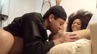 NO SOFA E SEMPRE UMA DELICIA