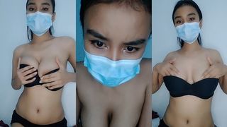 SUPER HOT CHICK WITH BIG BOOBS GIVING A CAM SHOW