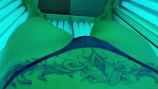 RAQUEL NA CLINICA FAZENDO BRONZEAMENTO E MOSTRANDO COMO FICA GOSTOSA COM AS MARQUINHAS DE FITA