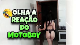 EU ATENDI O MOTOBOY DE LINGERIE - OLHA A REACAO DELE