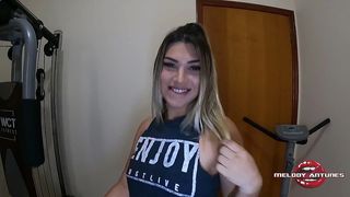 LOIRA MAIS GOSTOSA DO XVIDEOS, MELODY ANTUNES VAI MOSTRAR SUA NOVA ACADEMIA PARA O AMIGO, SENTA NO PAU, E ACABA DANDO UM ESGUICHO GOSTOSO NA CARA DO MARMANJO! PARTE 1