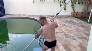 PATROA GOSTOSA SEM DINHEIRO PRA PAGAR O MINI PISCINEIRO PAGOU COM A BUCETINHA
