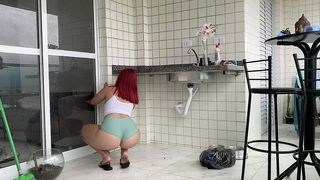 ESSA EMPREGADA TEM A BUNDA LINDA USANDO ESSE SHORTINHO SOCADINHO