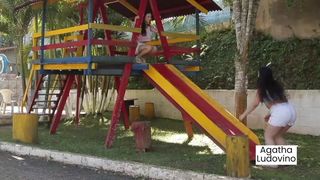 Ficamos com tesao brincando no parquinho