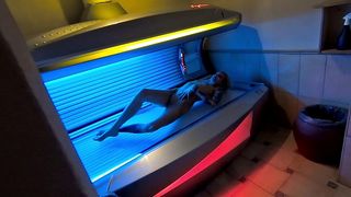GEILE BITCH IM SOLARIUM AO GEFICKT