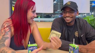 CHAMEI UM DESCONHECIDO PARA UM PASSEIO MISTERIOSO E ACABEI COM UM PAU NA BUCETA E OUTRO NO CU