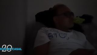 Assistindo filme a noite