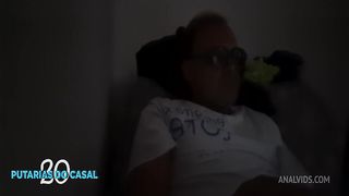 Assistindo filme a noite