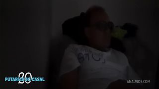 Assistindo filme a noite