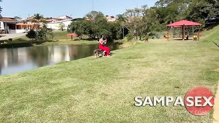 Meu marido fodendo a Ninfeta Vicky e arregacando meu cu. Gozou na buceta e ela engoliu toda porra. MarquesXXX 220628A