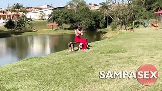 Meu marido fodendo a Ninfeta Vicky e arregacando meu cu. Gozou na buceta e ela engoliu toda porra. MarquesXXX 220628A