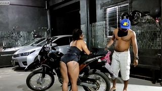 FIQUEI OLHANDO ELE LIMPAR A MOTO DOIDA PRA SENTAR NA MADEIRA