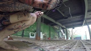 TOMANDO BANHO DE MANGUEIRA E TIRANDO LEITE DA MANDIOCA!