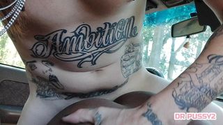 EBONY TRAIO O MARIDO E CAVALGA FORTE DENTRO DO CARRO AO FAZER SEXO EM PUBLICO ATE FICAR CHEIA DE LEITE NOS PEITOS ENORMES POR HOMEM DE DREADLOCKS E TATUADO COM PAU GIGANTE QUE A FODE TODA SEM PIADA