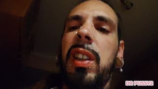 AFRICANA MASTURBA MELHOR AMIGO DO MARIDO DE FORMA SELVAGEM E DEIXA GRAVAR TUDO ENQUANTO O CORNO ESTA A FAZER O TURNO DA NOITE