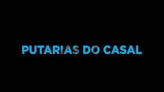Loira recebe amante na cozinha de casa.