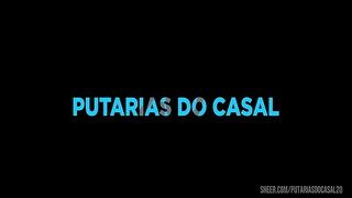 Loira recebe amante na cozinha de casa.