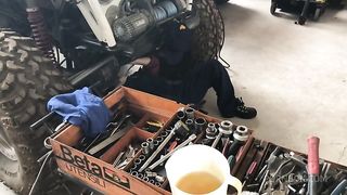 I went to the workshop to break the mechanic's ass