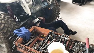 I went to the workshop to break the mechanic's ass