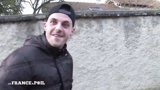 Une blonde BCBG aux gros seins accepte un casting anal sauvage et cree la surprise!