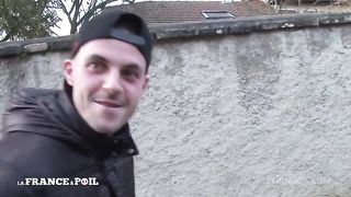 Une blonde BCBG aux gros seins accepte un casting anal sauvage et cree la surprise!