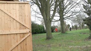 Cindy pretee par son petit-ami au Papy du coin!