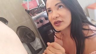 ESTAVA PREPARANDO O ALMOCO E ME SURPREENDI COM ELE .