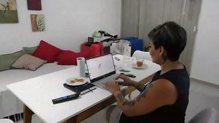 DESESPERADA ME COJO AL PLOMERO DE AL LADO NO PARE DE TENER ORGASMOS, PRIMERA PARTE