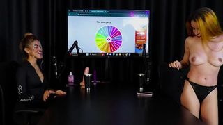 GOSTOSA FICA PELADA, MOSTRANDO OS PEITOS E A BUCETA, E NO FIM, BEIJA A APRESENTADORA BEM SENSUAL - JHOCY (SHEER/RED)