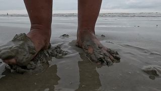 FETICHE POR PES SOLINHAS SUJAS, MOLHADAS E DESCALCO NA RUA