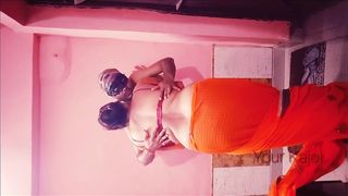 संस्कारी बीबी कस्टमर के साथ टाँगे उठवाकर चुदवा रही