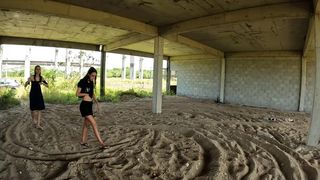 Uma trans, uma mulher e um homem acabou em um menage em uma contrucao