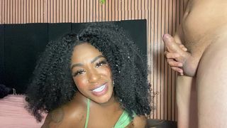 PRETA SAFADA CHEIA DE TESAO SENTA GOSTOSO COM SUA BUCETA MOLHADA.